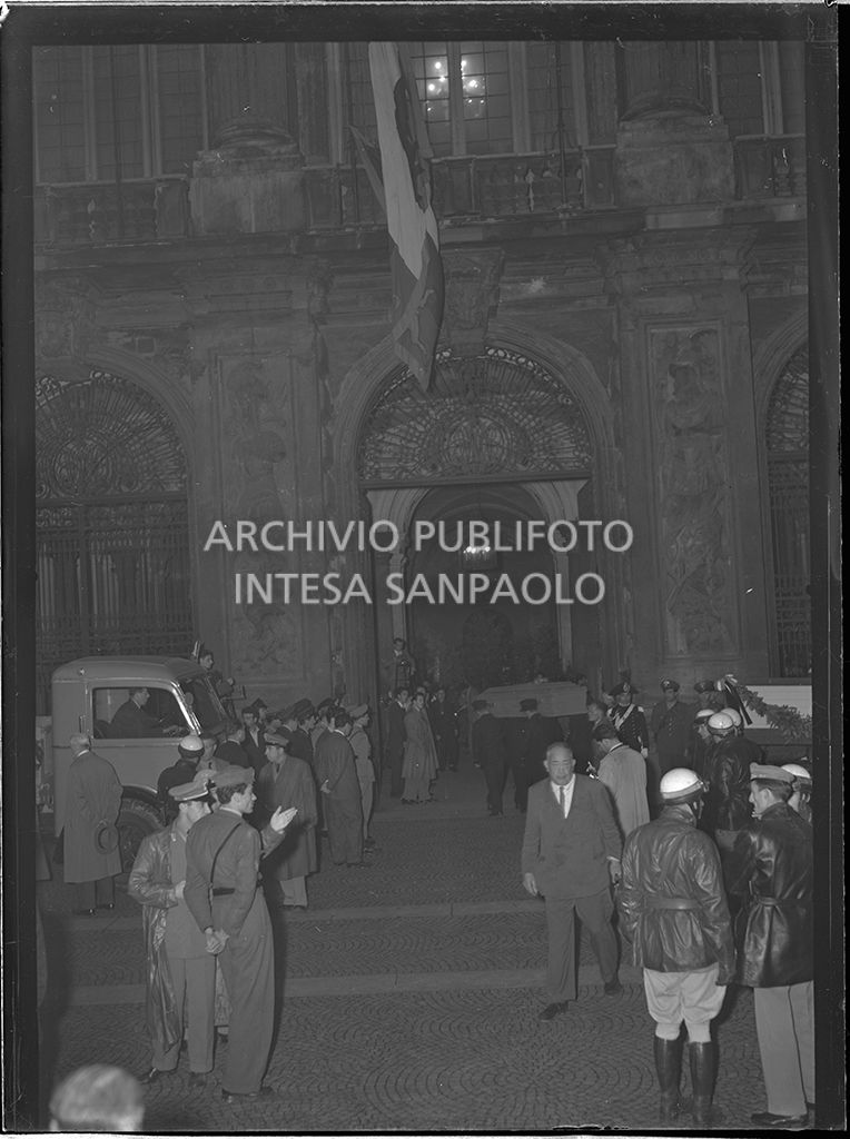 Il trasporto delle bare a Palazzo Madama<br>52073