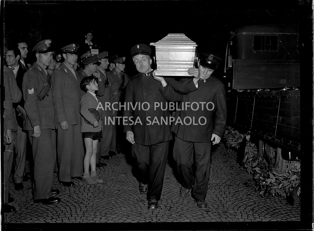 Il trasporto delle bare a Palazzo Madama<br>52074