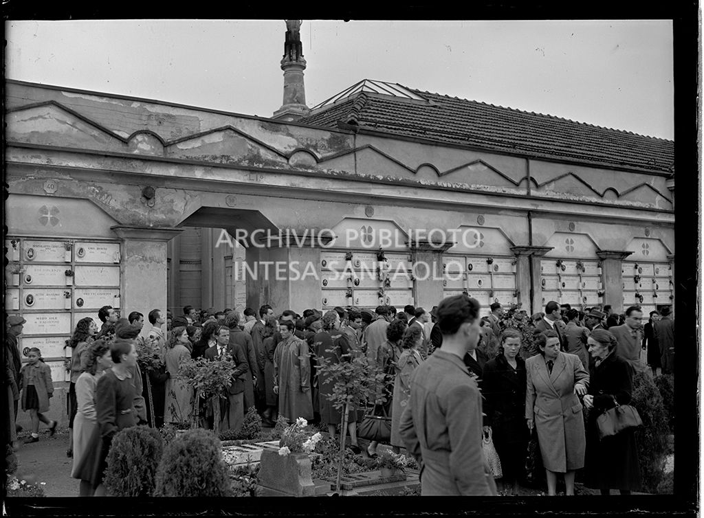 Folla al cimitero dove è giunto il corteo funebre del Grande Torino<br>52076
