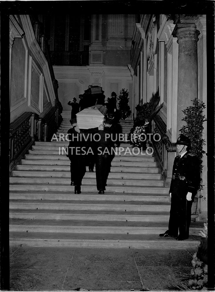 Il trasporto delle bare a Palazzo Madama<br>52080