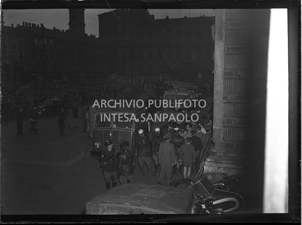 Il trasporto delle bare a Palazzo Madama<br>52081