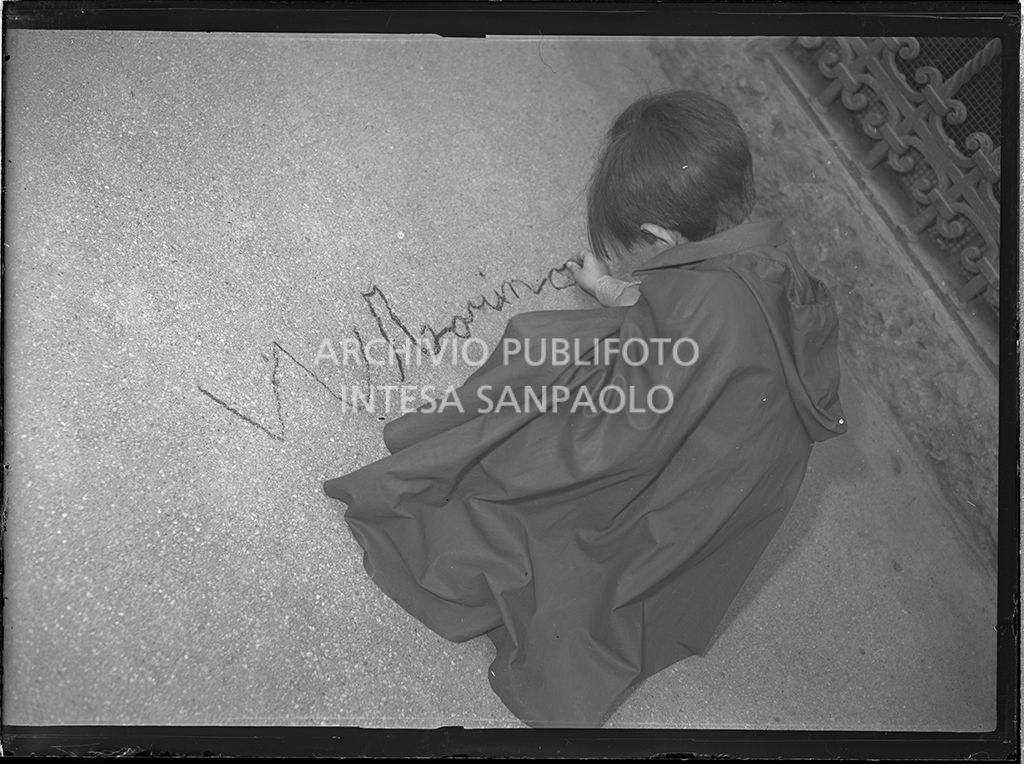 Un bambino scrive con il gesso "W il Torino"<br>52091