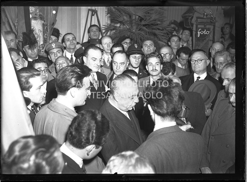 Domenico Coggiola, il sindaco di Torino, attorniato da giornalisti<br>52096