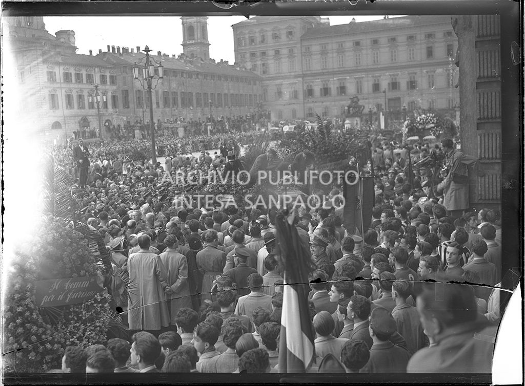 Corteo funebre del Grande Torino in piazza Castello<br>52098