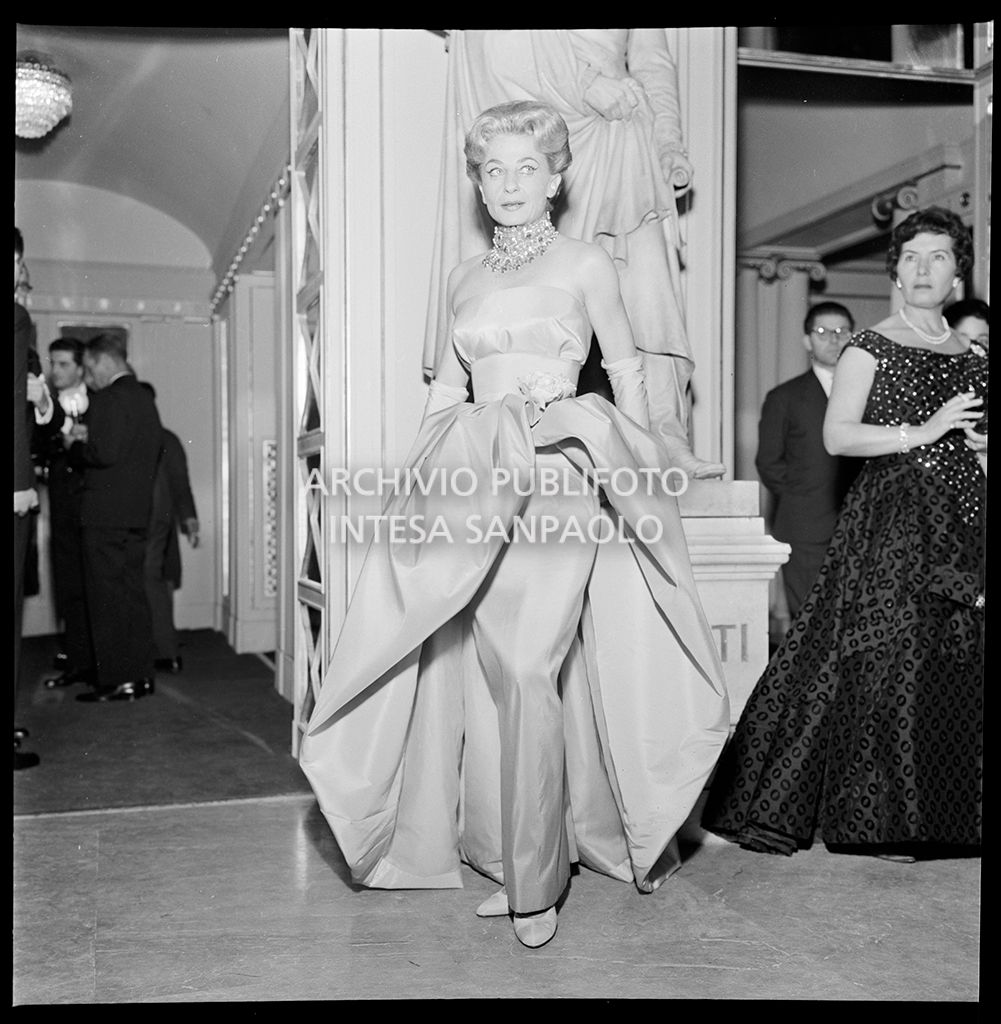 La contessa Annabella Besozzi al Teatro alla Scala in occasione della serata inaugurale della stagione lirica 1959-1960 con l'opera "Otello" di Giuseppe Verdi, diretta da Antonino Votto con la regia di Margherita Wallmann