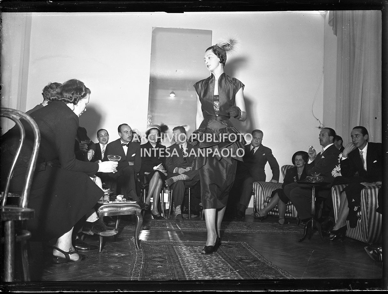 Una modella in passerella durante una sfilata