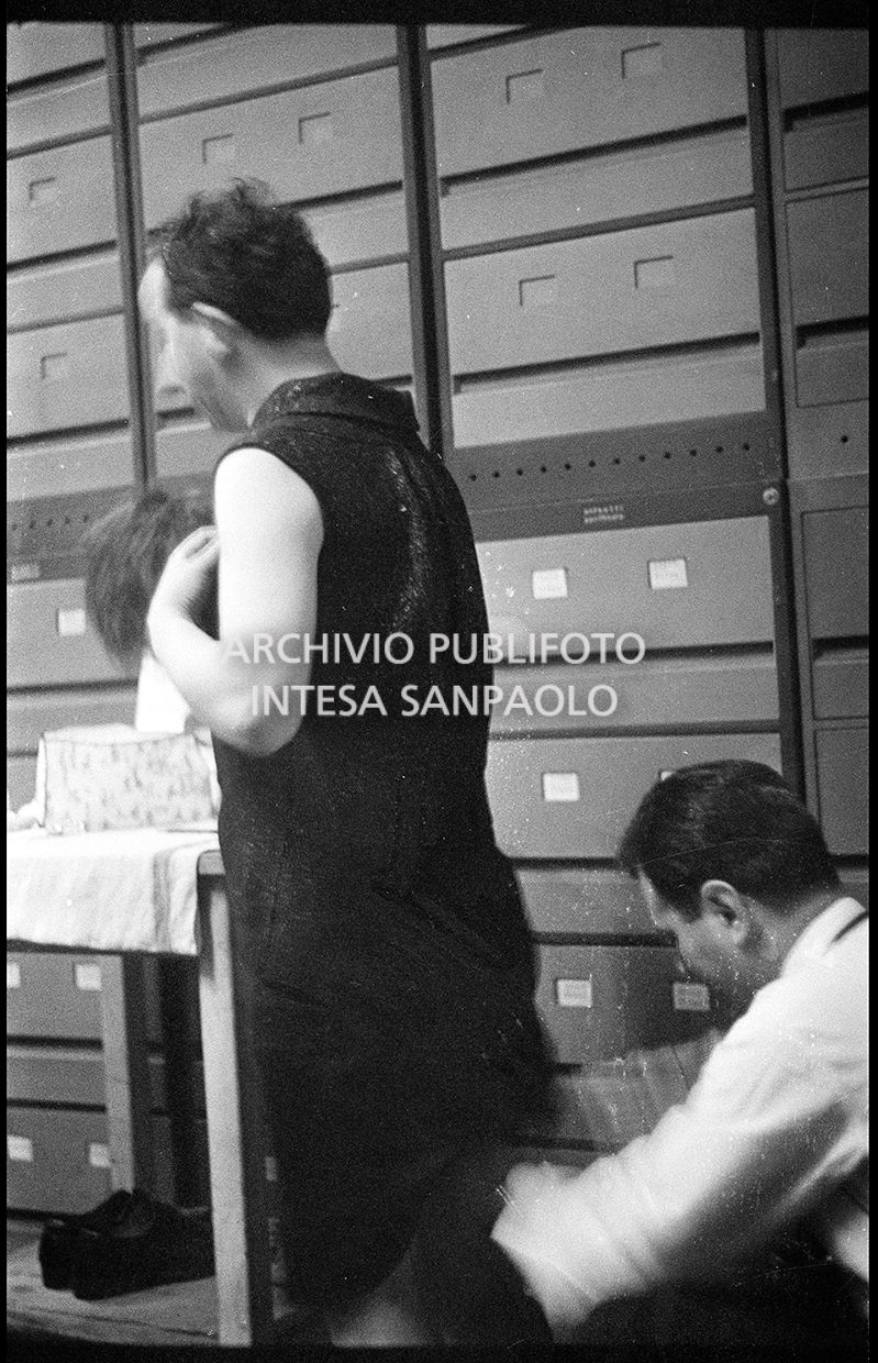 Il fotografo dell'agenzia Publifoto, Danilo Pajola, si traveste da donna, assistito da un collega, per provare a entrare alla prima del film "Jovanka e le altre" il cui ingresso è riservato alle sole donne
