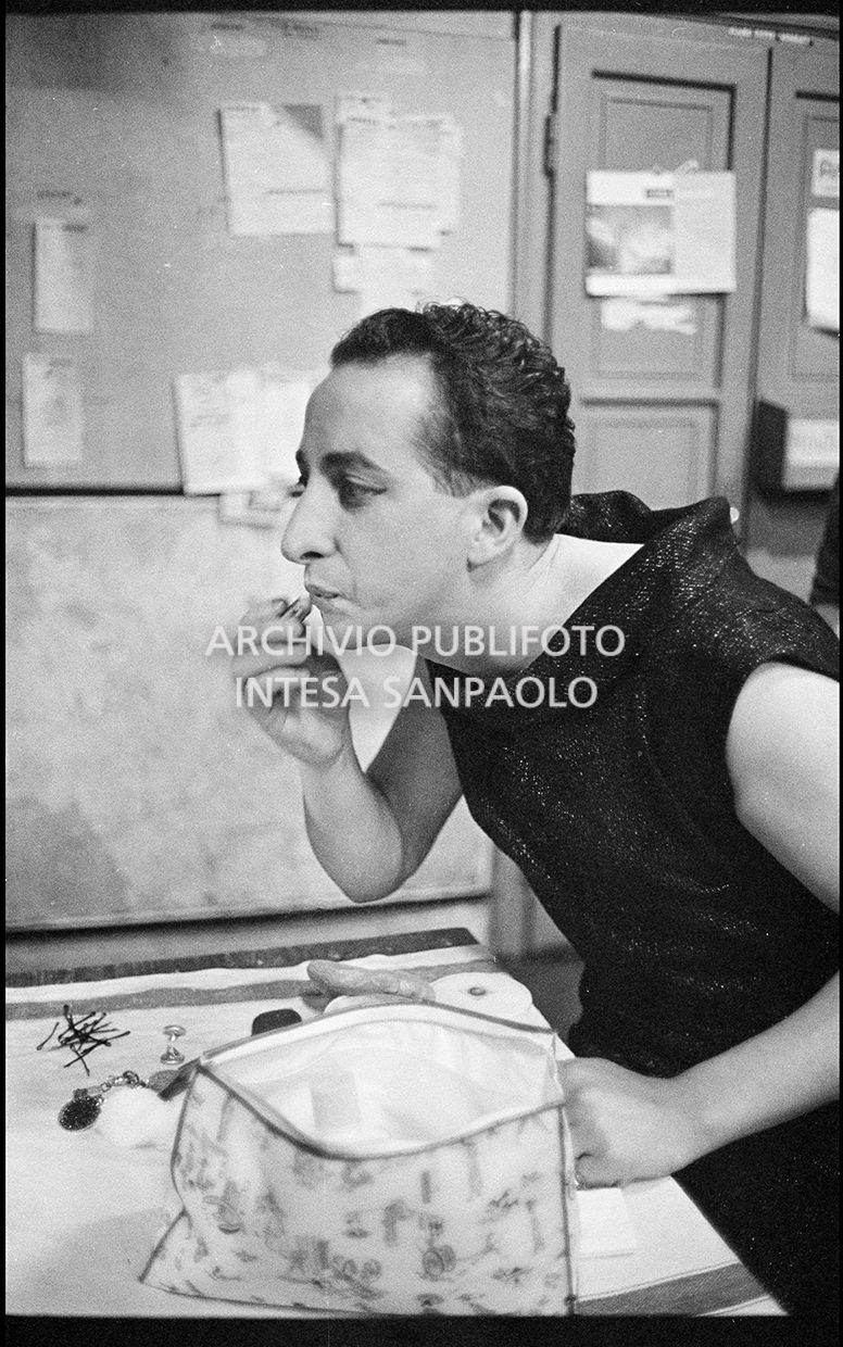 Il fotografo dell'agenzia Publifoto, Danilo Pajola, travestito da donna, si trucca per provare a entrare alla prima del film "Jovanka e le altre" il cui ingresso è riservato alle sole donne