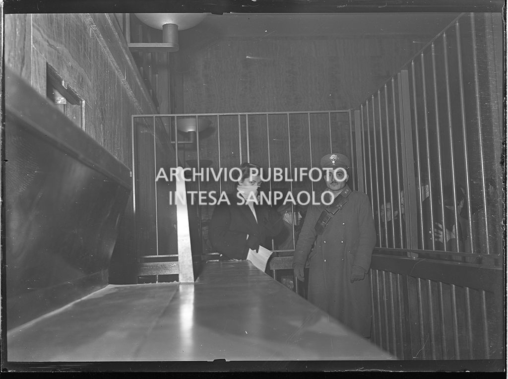 Caterina Fort nella gabbia degli imputati, al processo in Corte d'Assise a Milano, si copre il viso con la sciarpa<br>64256