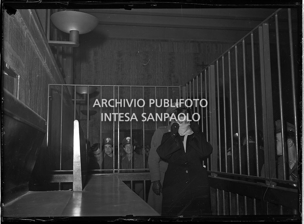 Caterina Fort nella gabbia degli imputati, al processo in Corte d'Assise a Milano, si copre il viso con la sciarpa<br>64257