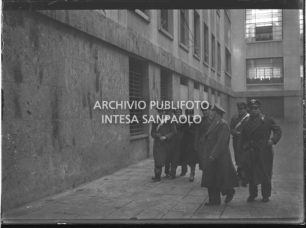 Caterina Fort al processo in Corte d'Assise a Milano, scortata dalle forze dell'ordine Caterina Fort, si copre il viso con la sciarpa<br>64258