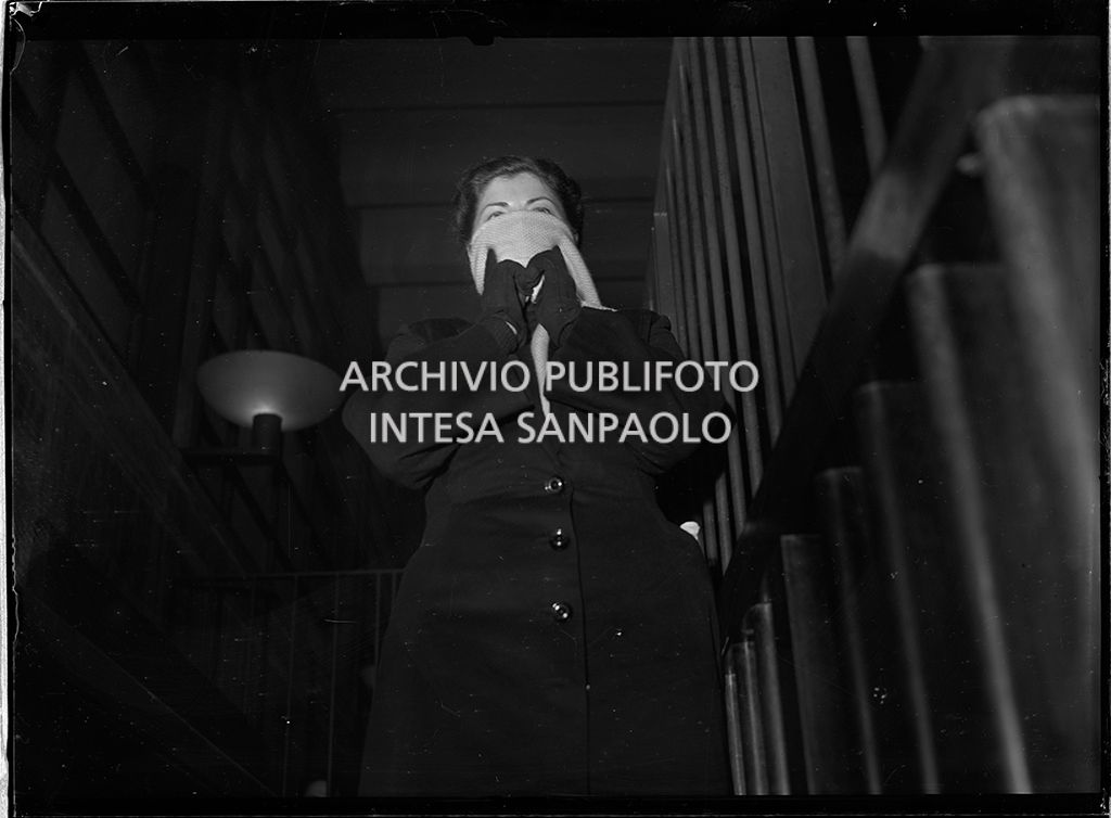 Caterina Fort nella gabbia degli imputati, al processo in Corte d'Assise a Milano, si copre il viso con la sciarpa<br>64259