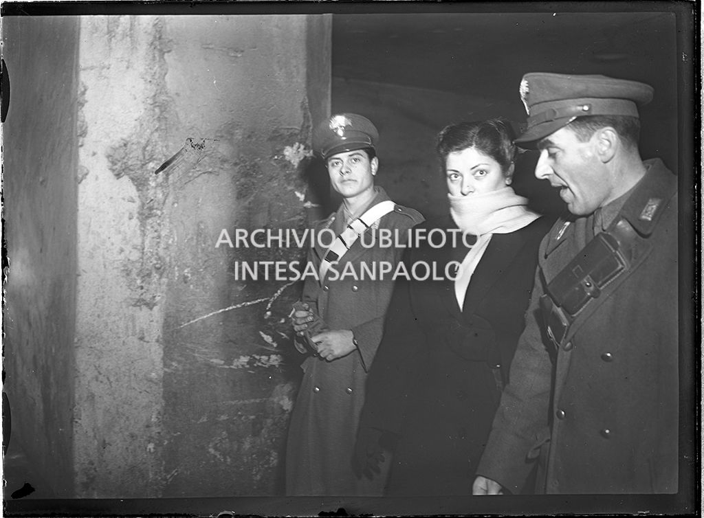 Caterina Fort al processo in Corte d'Assise a Milano, scortata dalle forze dell'ordine, si copre il viso con la sciarpa<br>64262