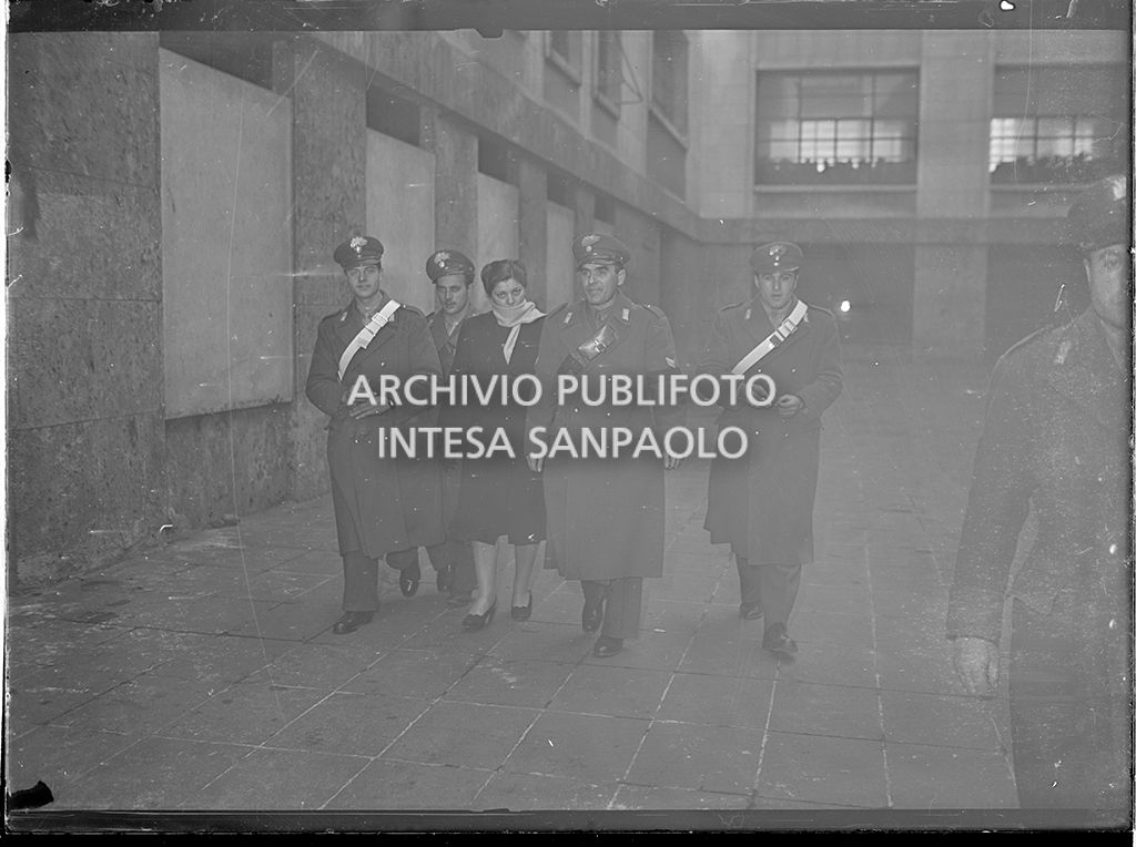 Caterina Fort al processo in Corte d'Assise a Milano, scortata dalle forze dell'ordine, si copre il viso con la sciarpa<br>64263