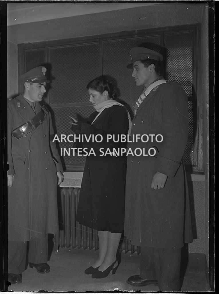 Caterina Fort tra due carabinieri al processo in Corte d'Assise a Milano<br>64265