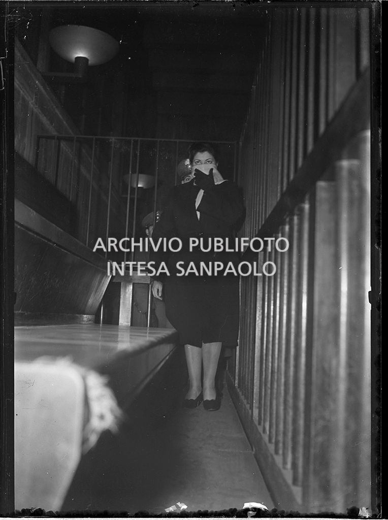 Caterina Fort nella gabbia degli imputati, al processo in Corte d'Assise a Milano, si copre il viso con la sciarpa<br>64267