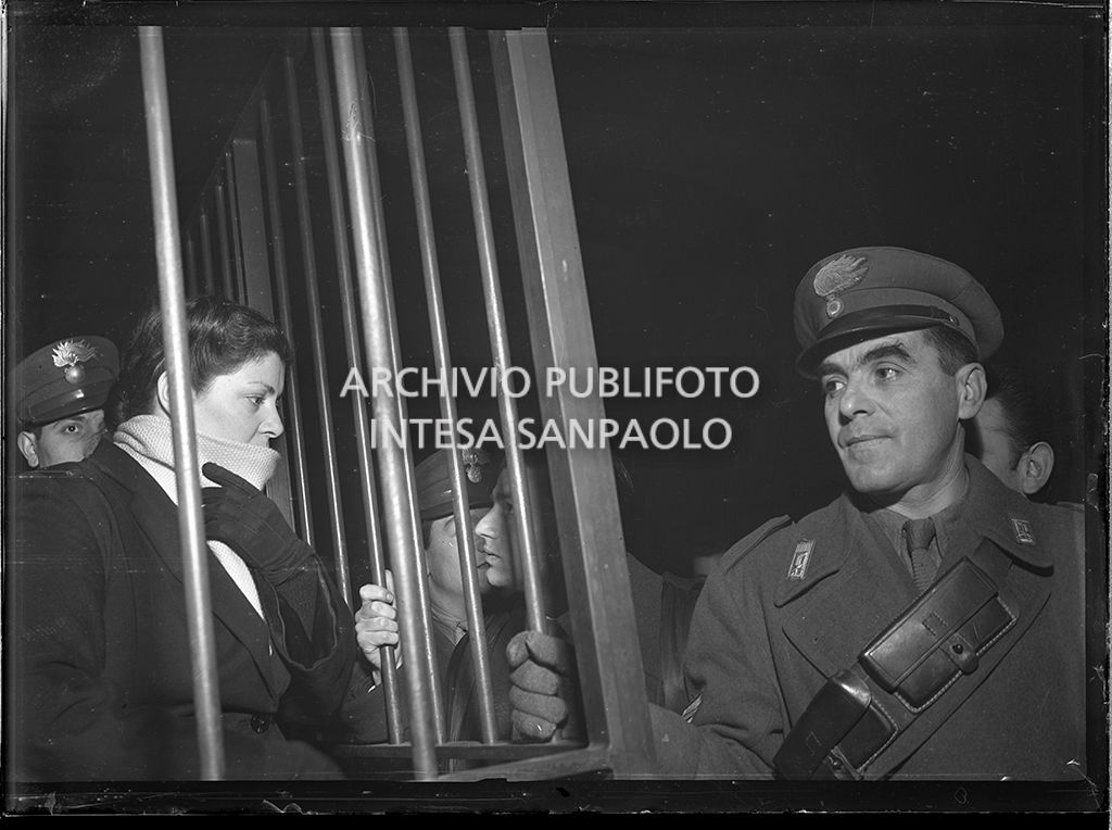 Caterina Fort nella gabbia degli imputati, al processo in Corte d'Assise a Milano, si copre il viso con la sciarpa<br>64269