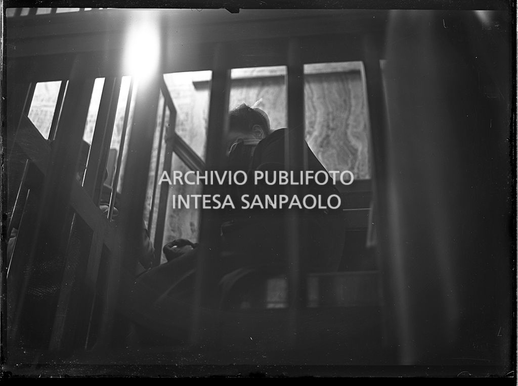 Caterina Fort nella gabbia degli imputati, al processo in Corte d'Assise a Milano, si copre il viso con la sciarpa<br>64271