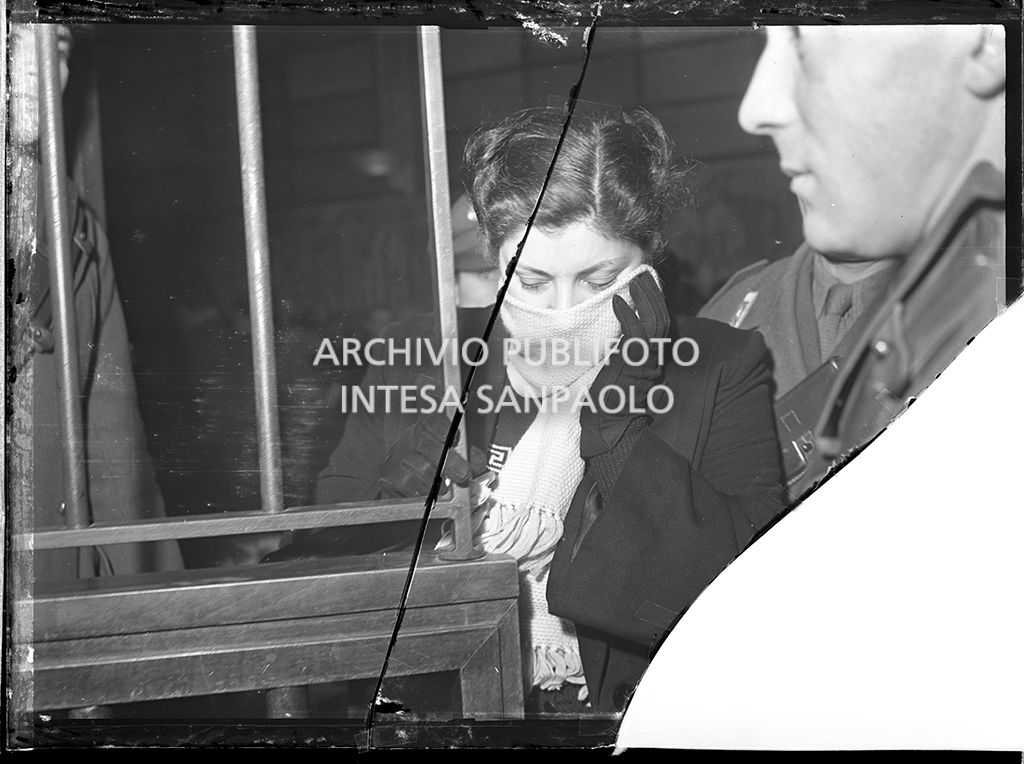 Caterina Fort nella gabbia degli imputati, al processo in Corte d'Assise a Milano, si copre il viso con la sciarpa<br>64273