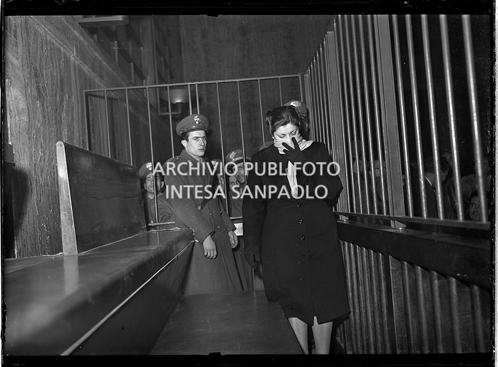 Caterina Fort nella gabbia degli imputati, al processo in Corte d'Assise a Milano, si copre il viso con la sciarpa<br>64274