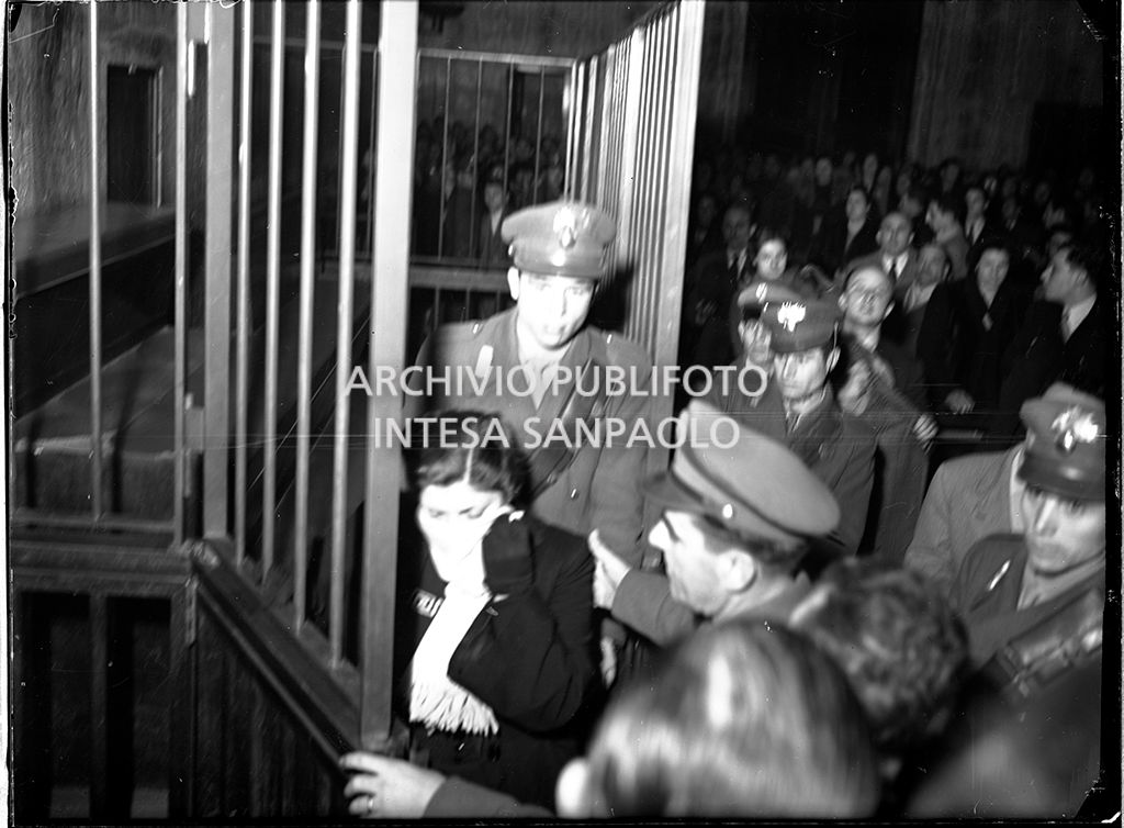 Caterina Fort, uscendo dalla gabbia degli imputati al processo in Corte d'Assise a Milano, si copre il viso con la sciarpa<br>64277