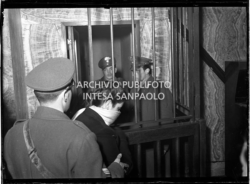 Caterina Fort, accompagnata da un carabiniere al processo in Corte d'Assise a Milano, si copre il viso con la sciarpa<br>64279