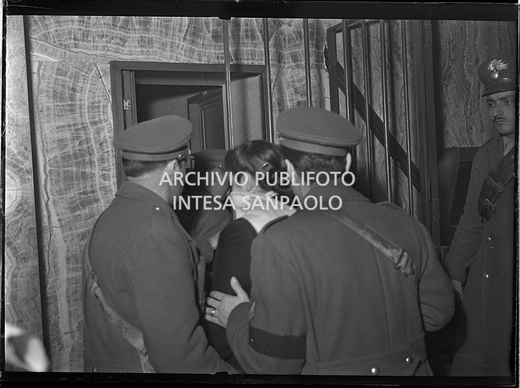 Caterina Fort, accompagnata dalle forze dell'ordine al processo in Corte d'Assise a Milano, si copre il viso con la sciarpa<br>64281