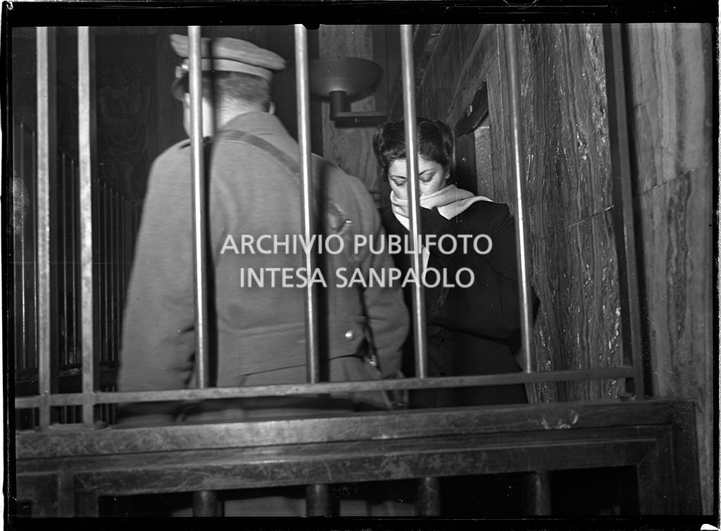 Caterina Fort nella gabbia degli imputati, al processo in Corte d'Assise a Milano, si copre il viso con la sciarpa<br>64282