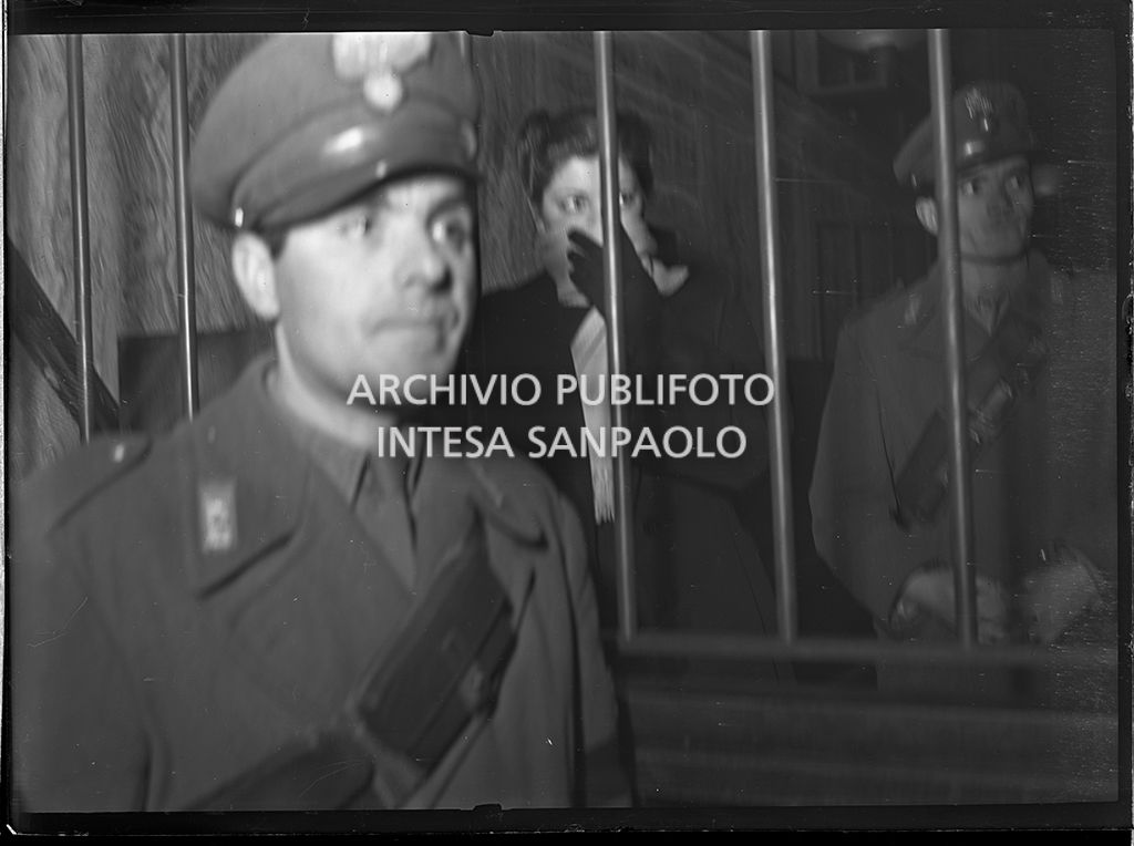 Caterina Fort nella gabbia degli imputati, al processo in Corte d'Assise a Milano, si copre il viso con la sciarpa<br>64283