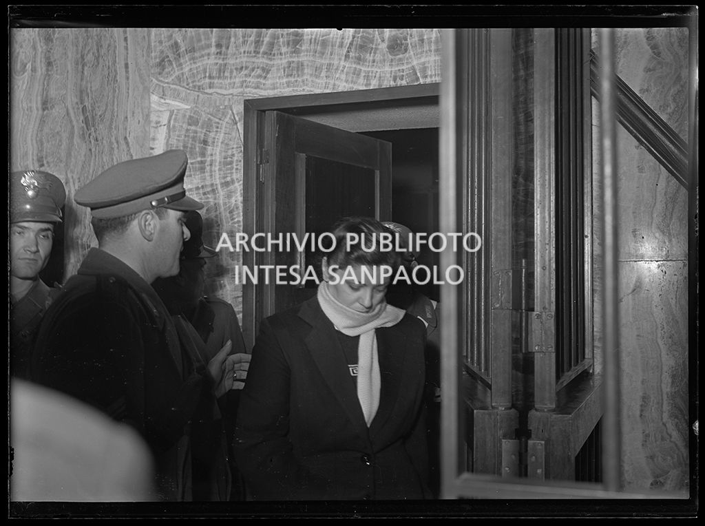 Caterina Fort, al processo in Corte d'Assise a Milano, si avvia verso la gabbia degli imputati<br>64285