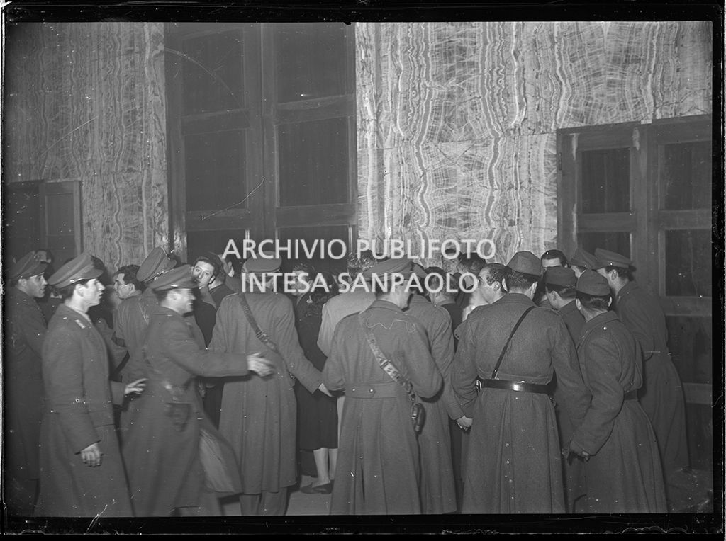 Le forze dell'ordine contengono la folla accorsa per assistere al processo in Corte d'Assise a Milano a Caterina Fort<br>64297