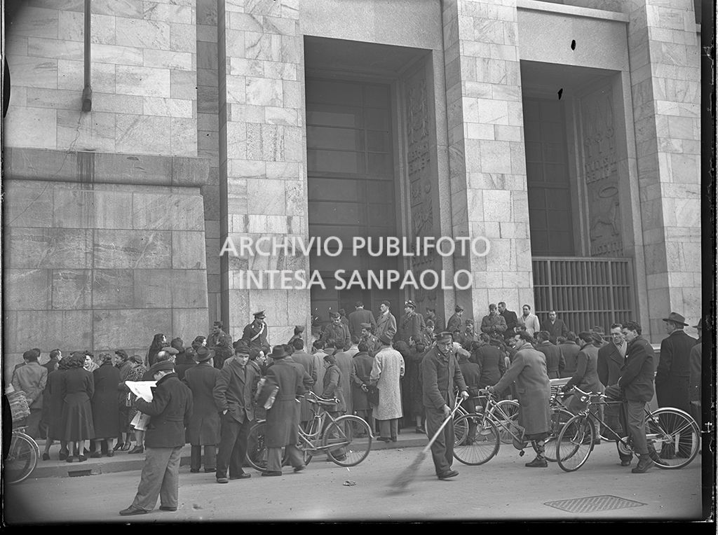 Curiosi fuori dal Tribunale di Milano dove si sta svolgendo il processo in Corte d'Assise a Caterina Fort<br>64302