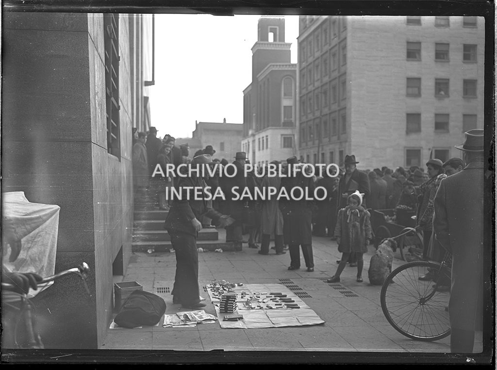 Ambulante all'esterno del Tribunale di Milano dove è in corso il processo a Caterina Fort in Corte d'Assise<br>64308