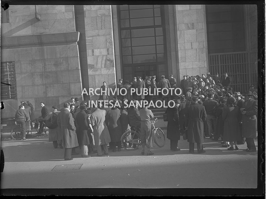Persone all'esterno del Tribunale di Milano dove è in corso il processo a Caterina Fort in Corte d'Assise<br>64310