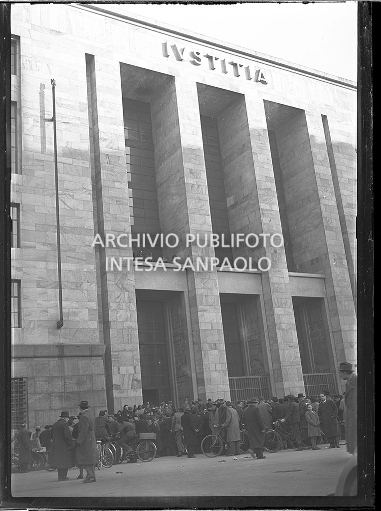 Folla all'esterno del Tribunale di Milano dove è in corso il processo a Caterina Fort in Corte d'Assise<br>64316