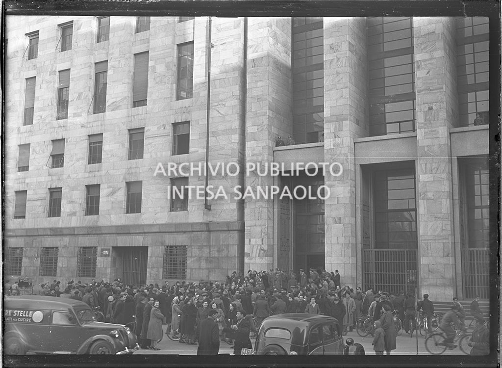 Folla all'esterno del Tribunale di Milano dove è in corso il processo a Caterina Fort in Corte d'Assise<br>64317