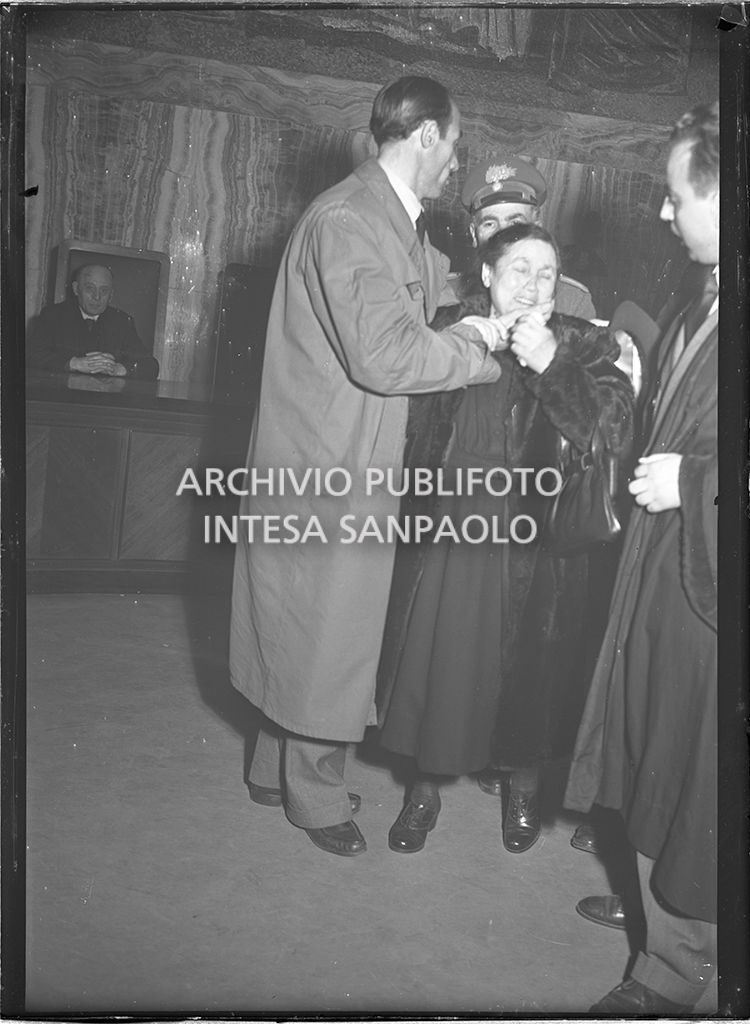 Giuseppe Ricciardi, marito e padre delle vittime Franca Pappalardo e i tre bambini, convocato al Tribunale di Milano per il processo in Corte d'Assise a Caterina Fort, consola sua madre<br>64323