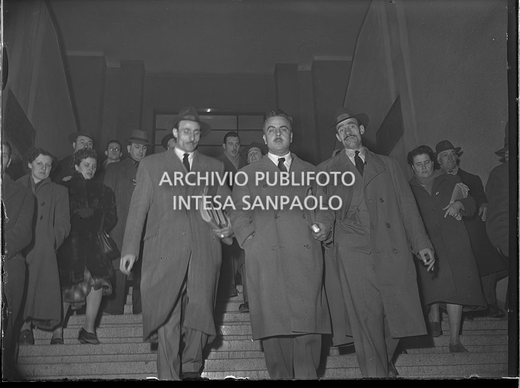 Giuseppe Ricciardi, marito e padre delle vittime Franca Pappalardo e i tre bambini, convocato al Tribunale a Milano per il processo in Corte d'Assise a Caterina Fort, scende le scale in compagnia, tra gli altri, dell'avvocato di parte civile per i Ricciardi Franz Sarno (al centro)<br>64324