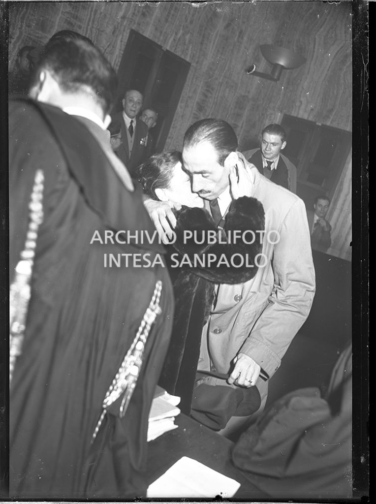 Giuseppe Ricciardi, marito e padre delle vittime Franca Pappalardo e i tre bambini, abbracciato dalla madre nell'aula del Tribunale di Milano dove è in corso il processo in Corte d'Assise a Caterina Fort<br>64326