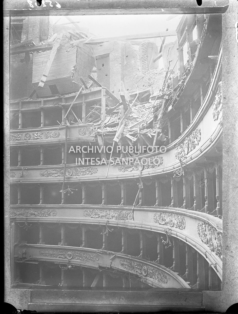 Riproduzioni del Teatro alla Scala bombardato