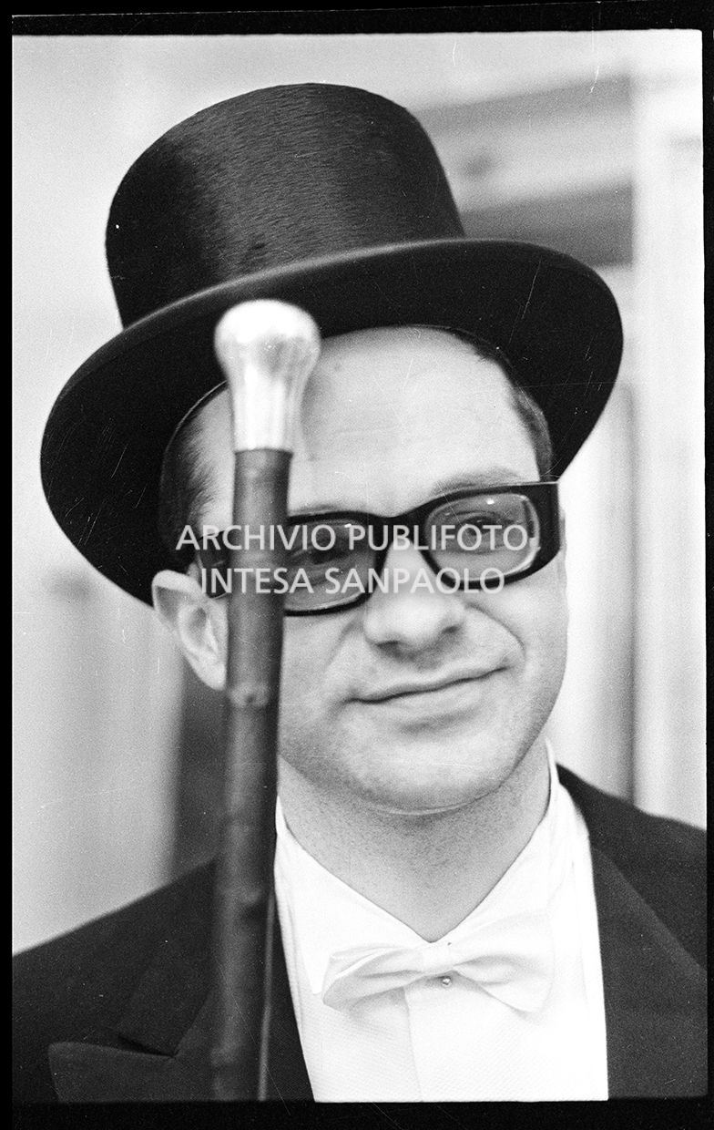 Gino Paoli prova frac e cilindro in un atelier nei giorni dell'XI Festival di Sanremo