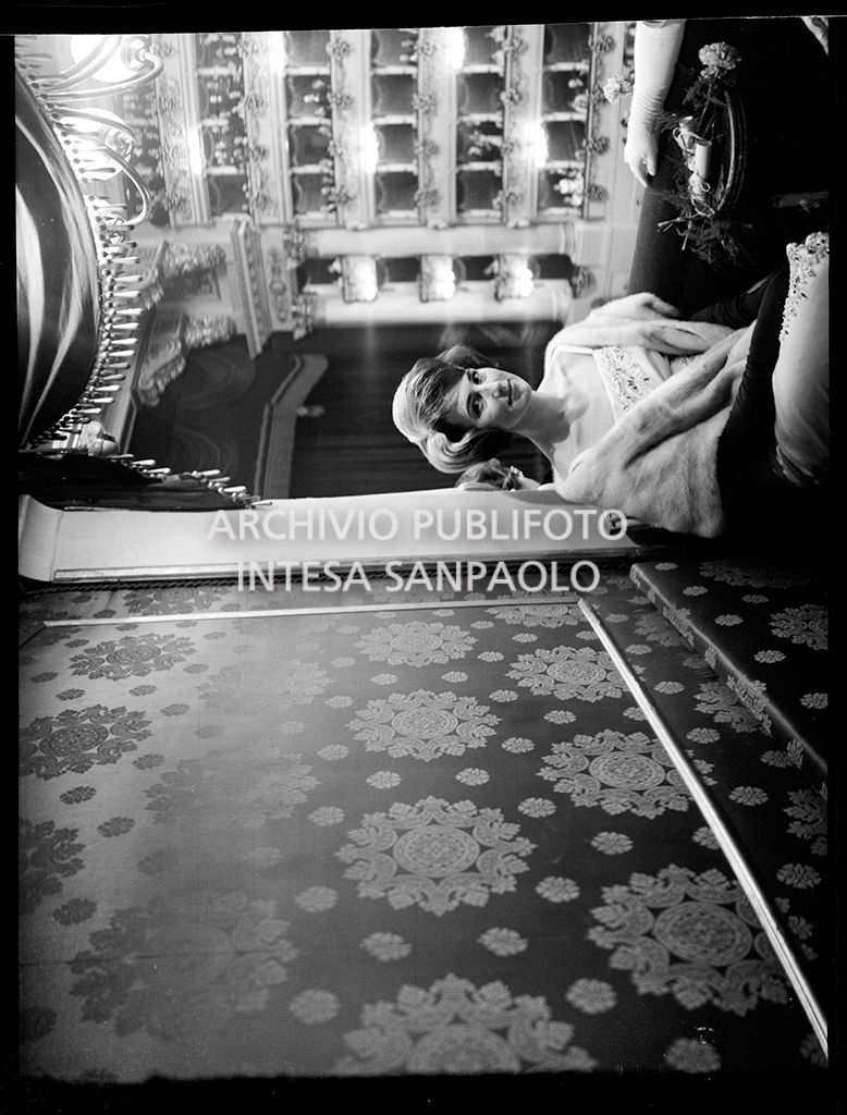 Brigitte Eichler in un palchetto del Teatro alla Scala in occasione della serata inaugurale della stagione lirica 1961-1962 con l'opera "La battaglia di Legnano" di Giuseppe Verdi, diretta da Gianandrea Gavazzeni con la regia di Margherita Wallmann