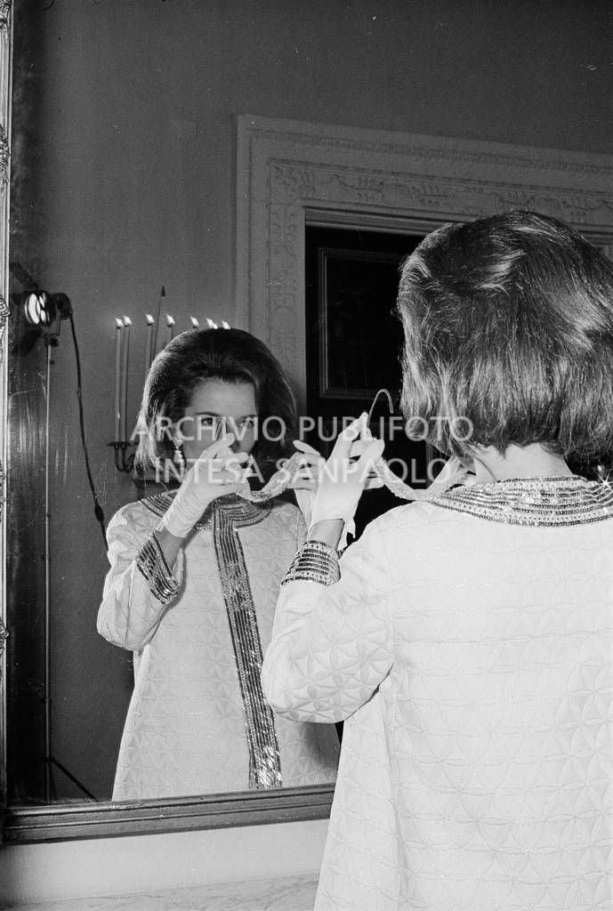 Lee Radziwill  mentre indossa la maschera al "Black and White Ball" organizzato da Truman Capote<br>728135/114