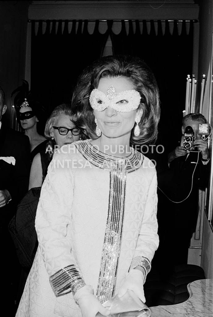 Lee Radziwill  in maschera al "Black and White Ball" organizzato da Truman Capote<br>728135/116