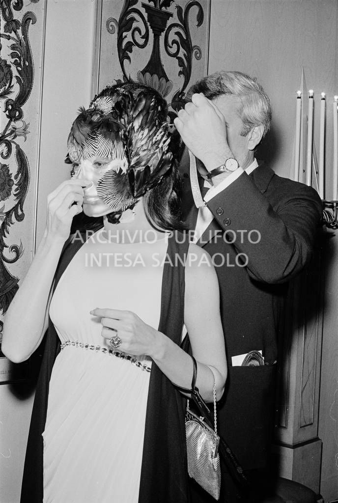 Due ospiti al "Black and White Ball" organizzato da Truman Capote<br>728135/118