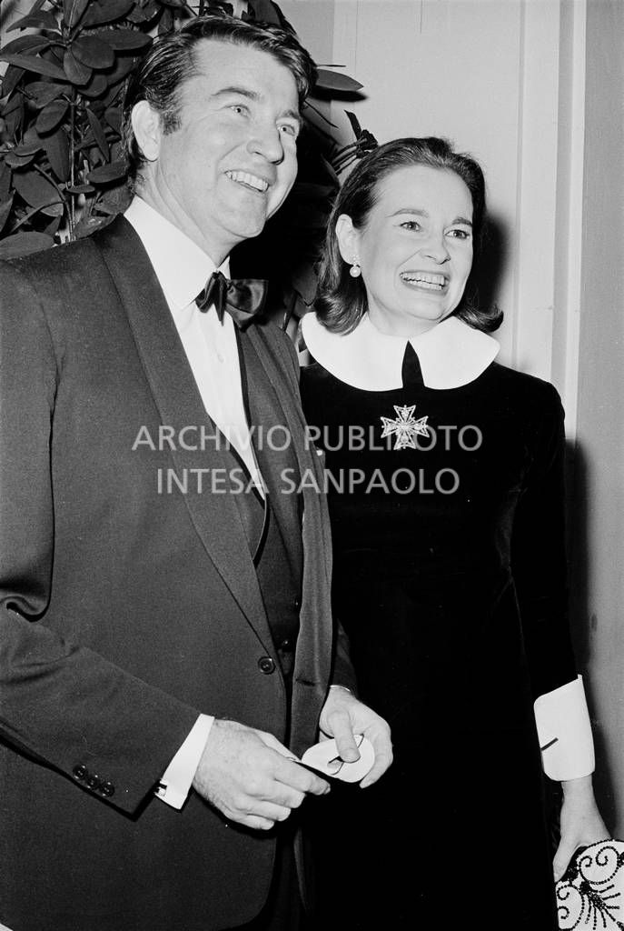 Wyatt Cooper con la moglie Gloria Vanderbilt al "Black and White Ball" organizzato da Truman Capote<br>728135/137