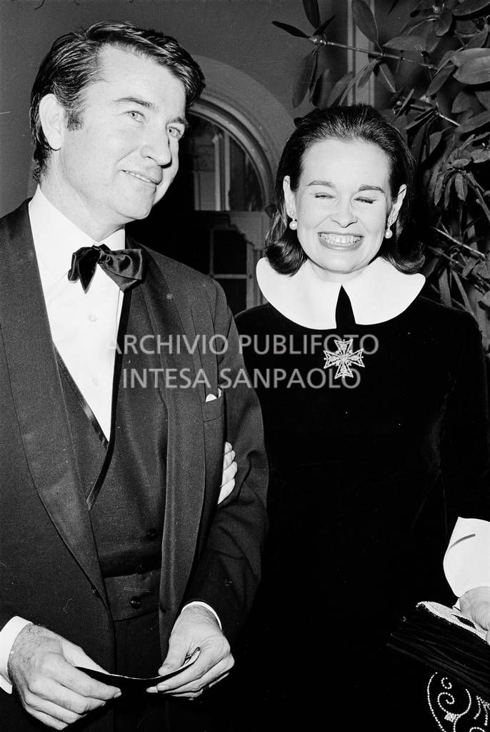 Wyatt Cooper con la moglie Gloria Vanderbilt al "Black and White Ball" organizzato da Truman Capote<br>728135/138