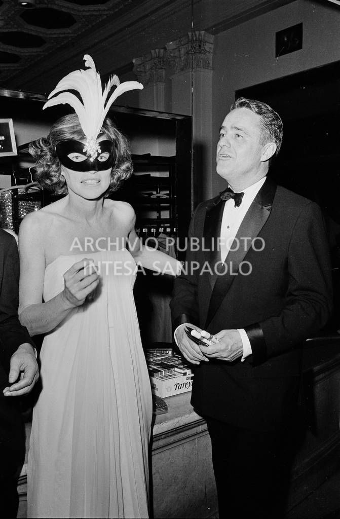 Eunice Kennedy Shriver in maschera al "Black and White Ball" organizzato da Truman Capote<br>728135/155
