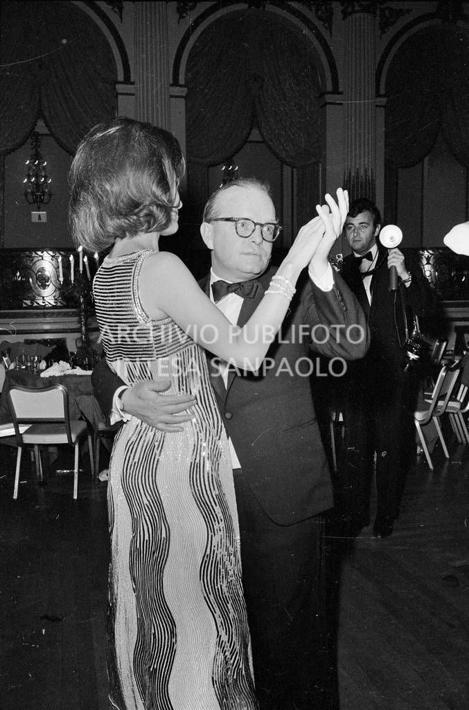 Truman Capote balla con Lee Radziwil al "Black and White Ball"<br>728135/159