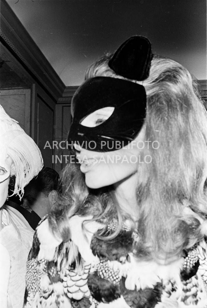 Alfred Gwynne Vanderbilt in maschera al "Black and White Ball" organizzato da Truman Capote<br>728135/172